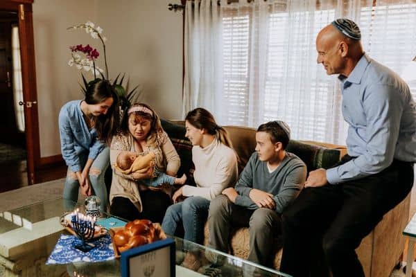 לחנוך בעדינות: מעבר לאוכל מוצק עם התינוק שלך