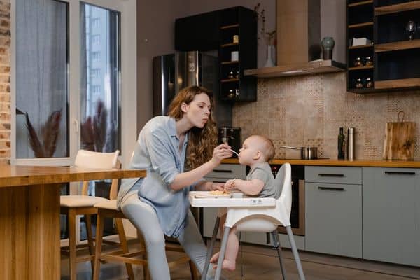 כלים להבנה של זמנים אידיאליים לקלחת התינוק אחרי האוכל