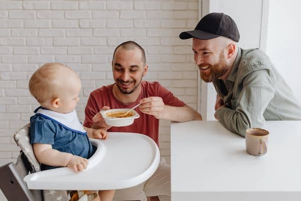 הלילה הארוך: מדריך על תזונת תינוקות בשעות הלילה