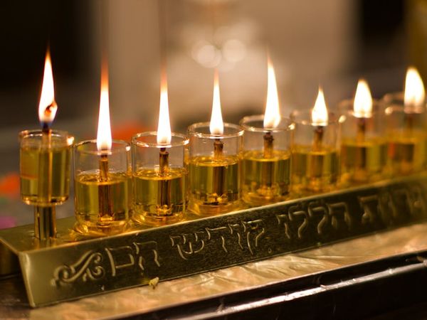 הבנה מעמיקה: למה חסידים ממתינים שש שעות לאחר בשר?