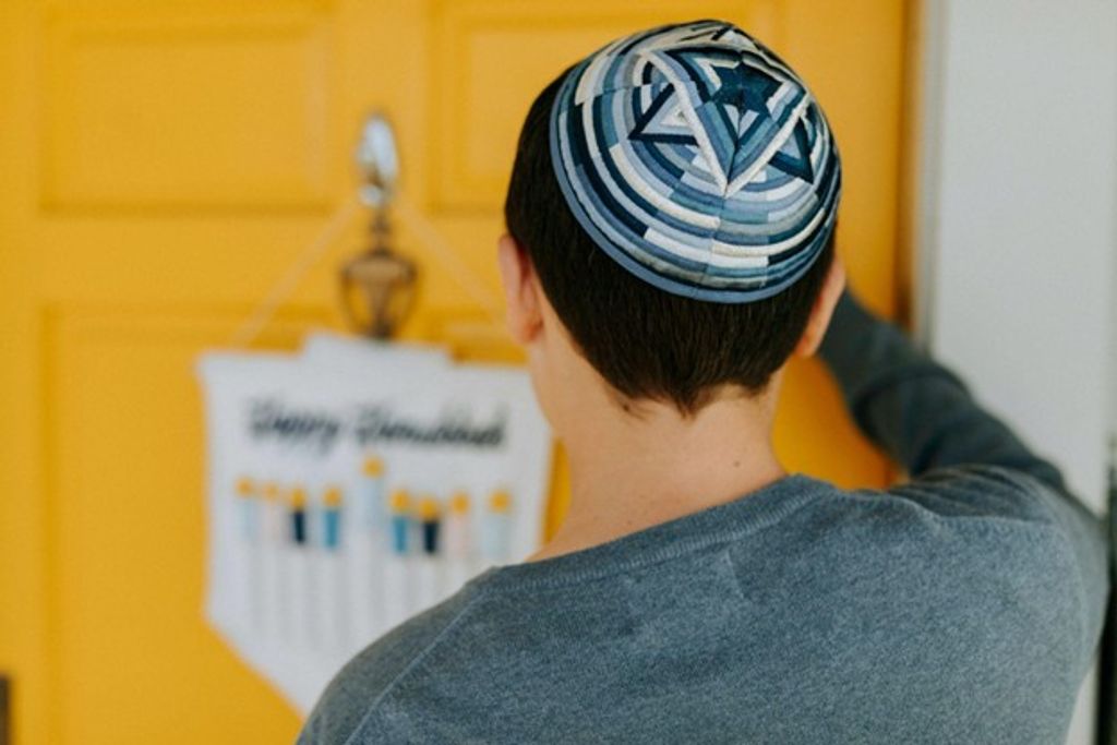 מדריך שלם: כיפות רקומות עם שמות - מפשתן לזמש יוקרתי